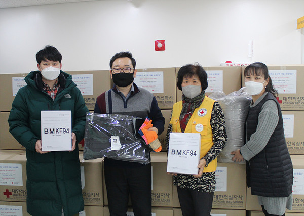 한국농아인협회 용산지회에 에너지세이브박스를 전달한 적십자 봉사원, 사진=대한적십자사
